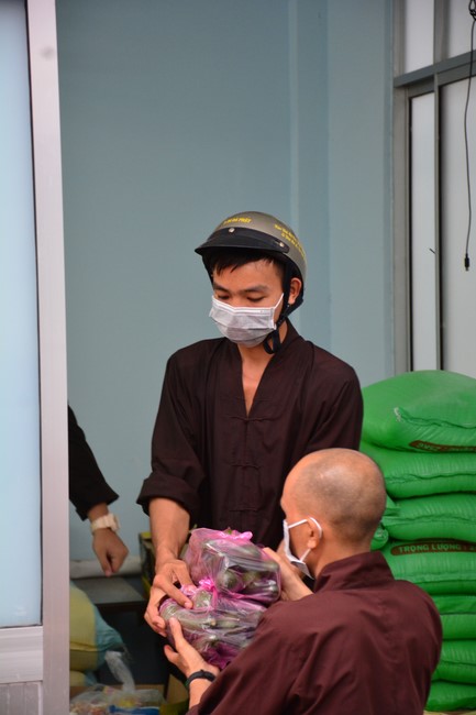 Continuing to support people in need in the Covid-19 pandemic of Hoang Phap Pagoda (series 4)